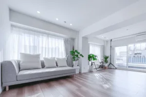 Sun-drenched rental photo studio located in Shibuya's Dogenzaka. This open, breezy creative space is styled with a gray sofa and lush greenery, complete with a private balcony.